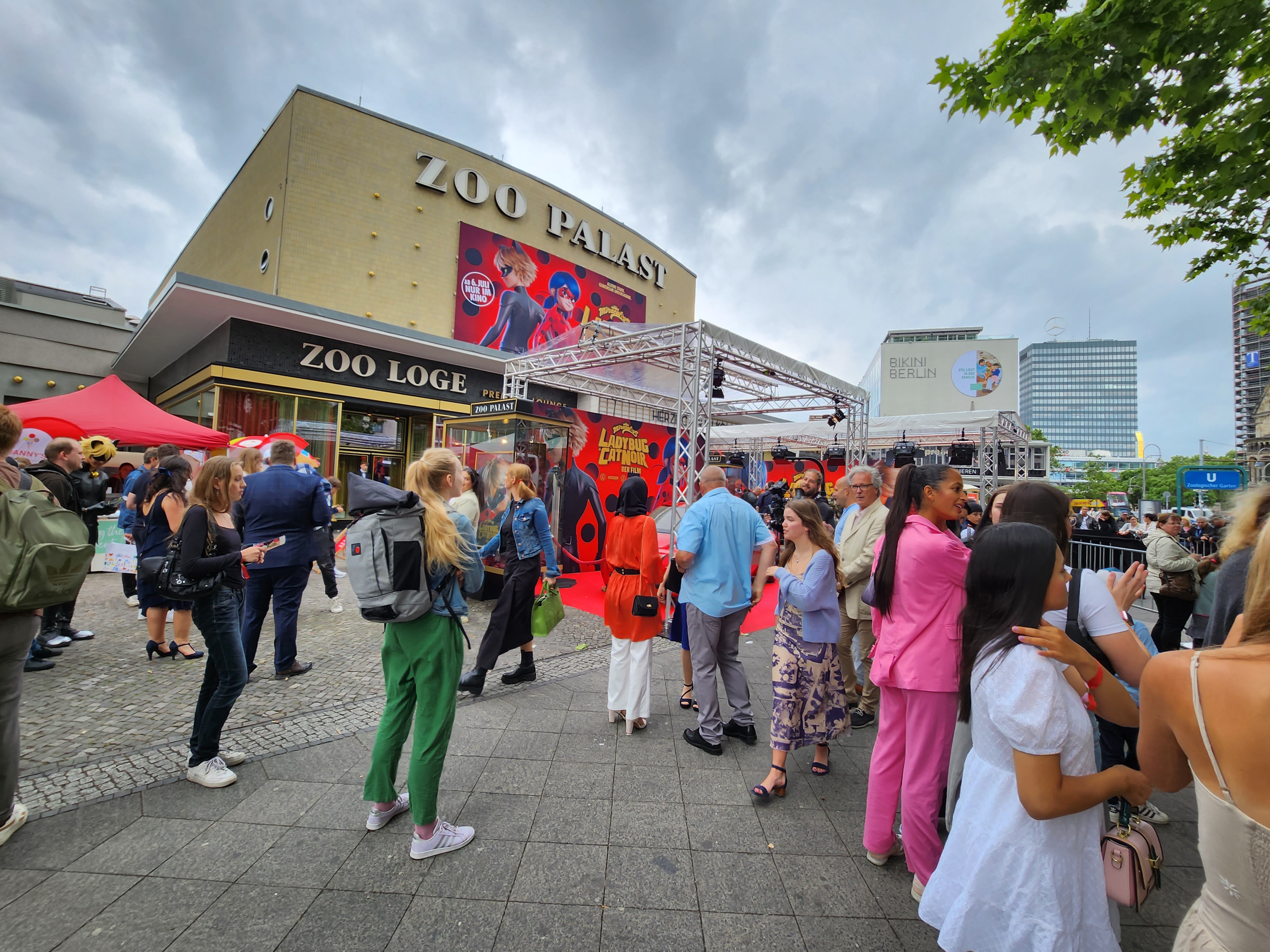 Jennifer Weiss auf der Kinopremiere von Miraculous 2023 in Berlin